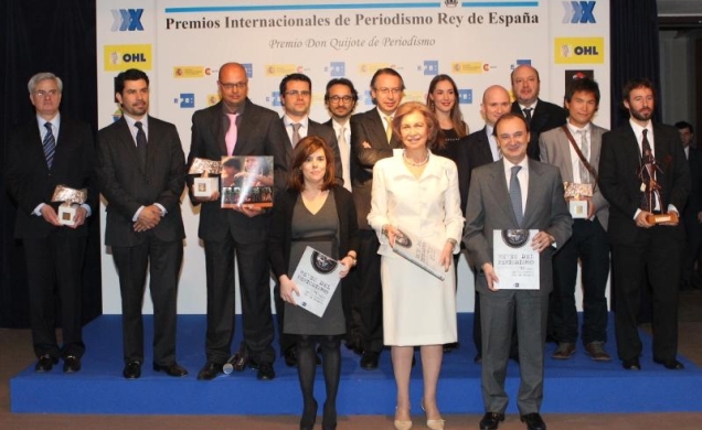 Fotografía de grupo de Su Majestad la Reina con los galardonados con el XXX Premio Internacional de Periodismo Rey de España y el IX Premio Don Quijot
